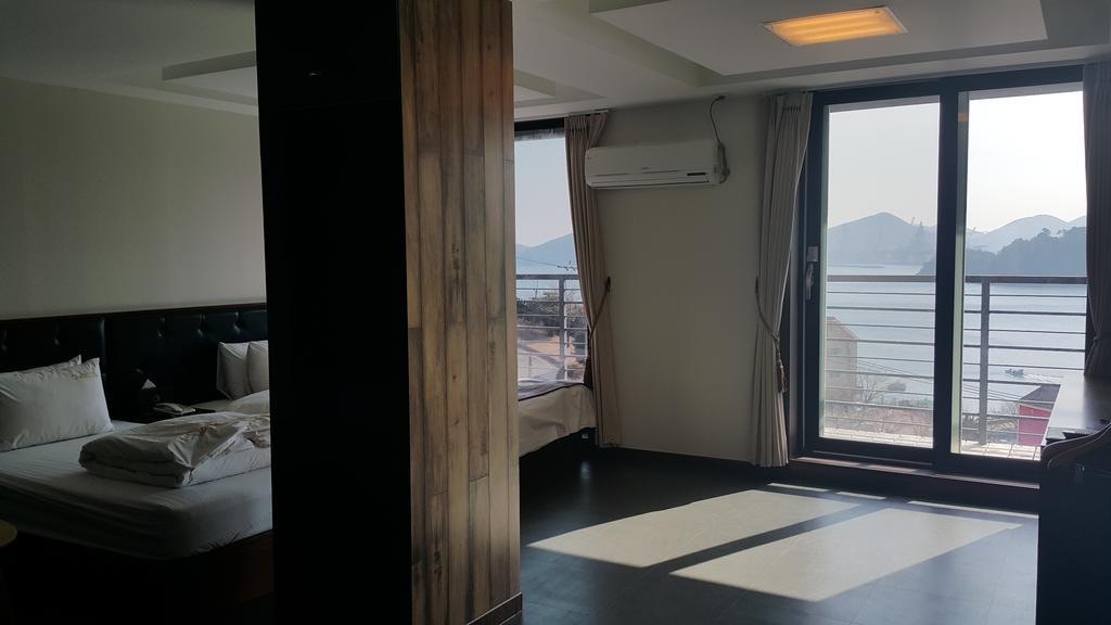Radiance Tourist Hotel Geoje Exterior photo
