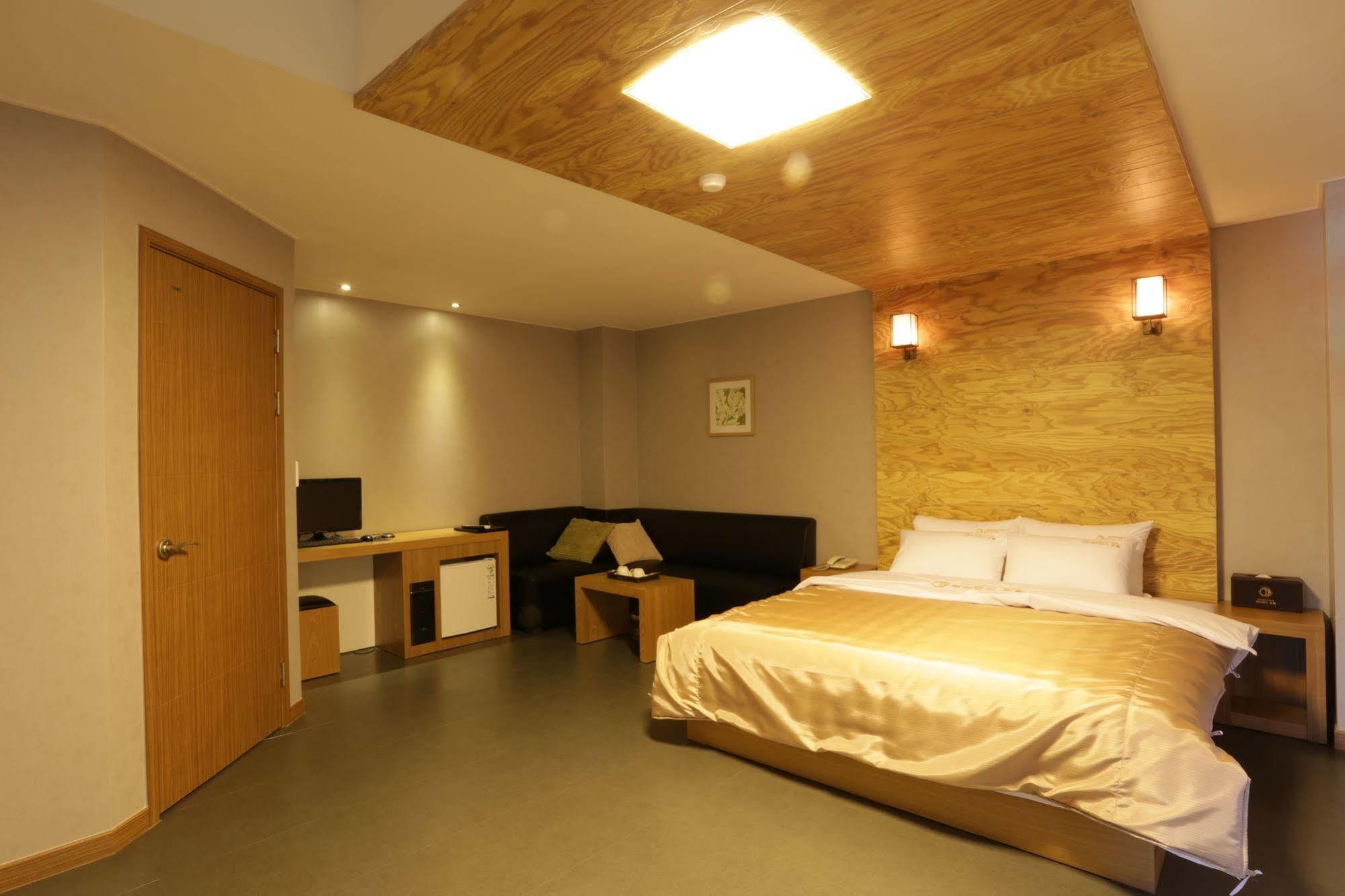 Radiance Tourist Hotel Geoje Exterior photo