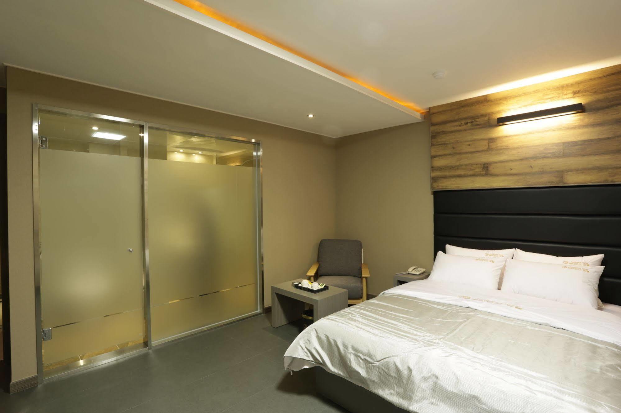 Radiance Tourist Hotel Geoje Exterior photo