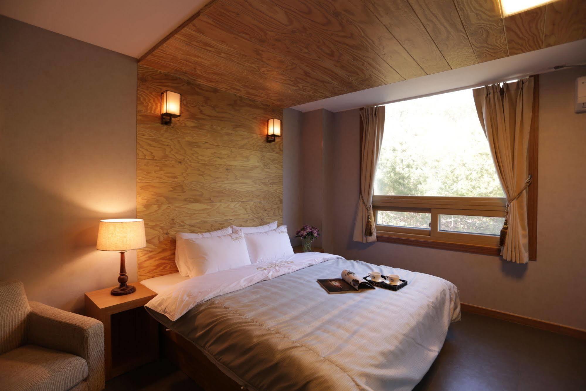 Radiance Tourist Hotel Geoje Exterior photo