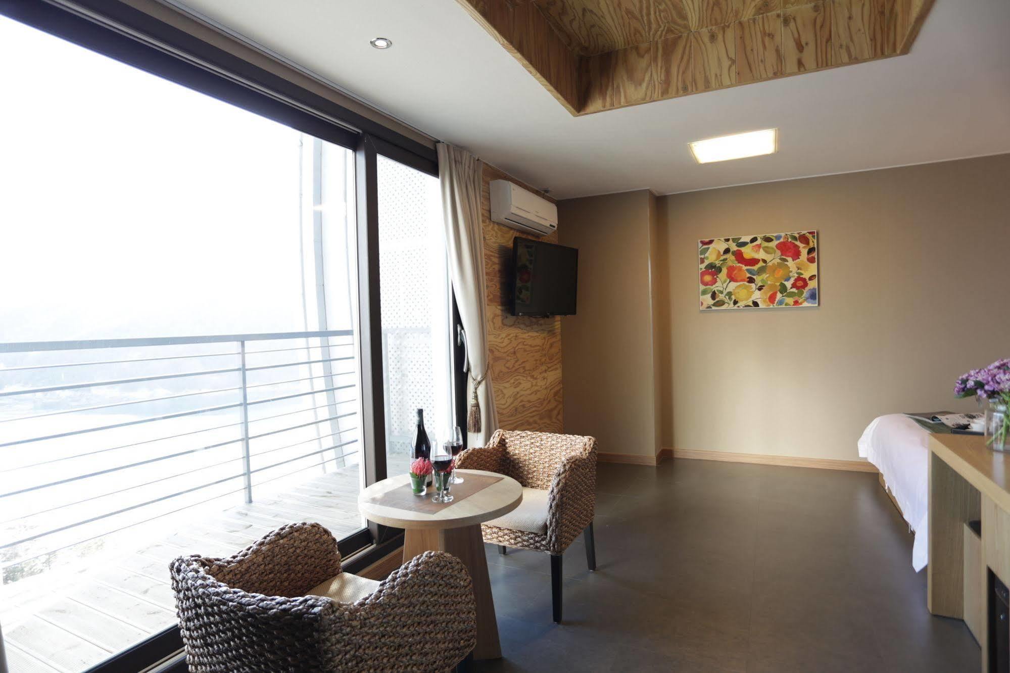Radiance Tourist Hotel Geoje Exterior photo