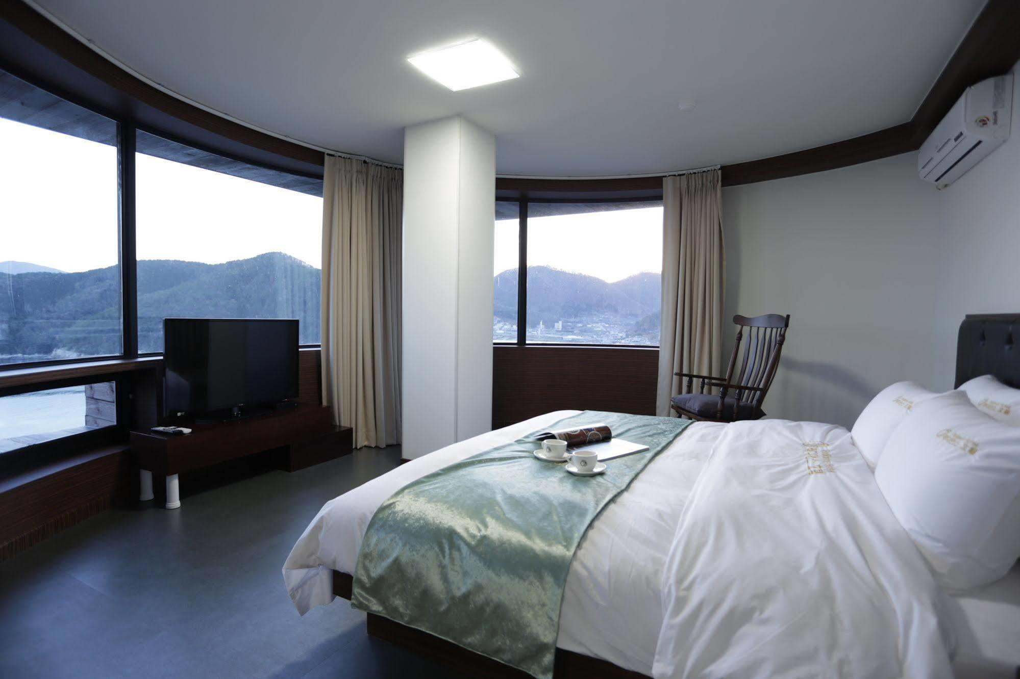 Radiance Tourist Hotel Geoje Exterior photo