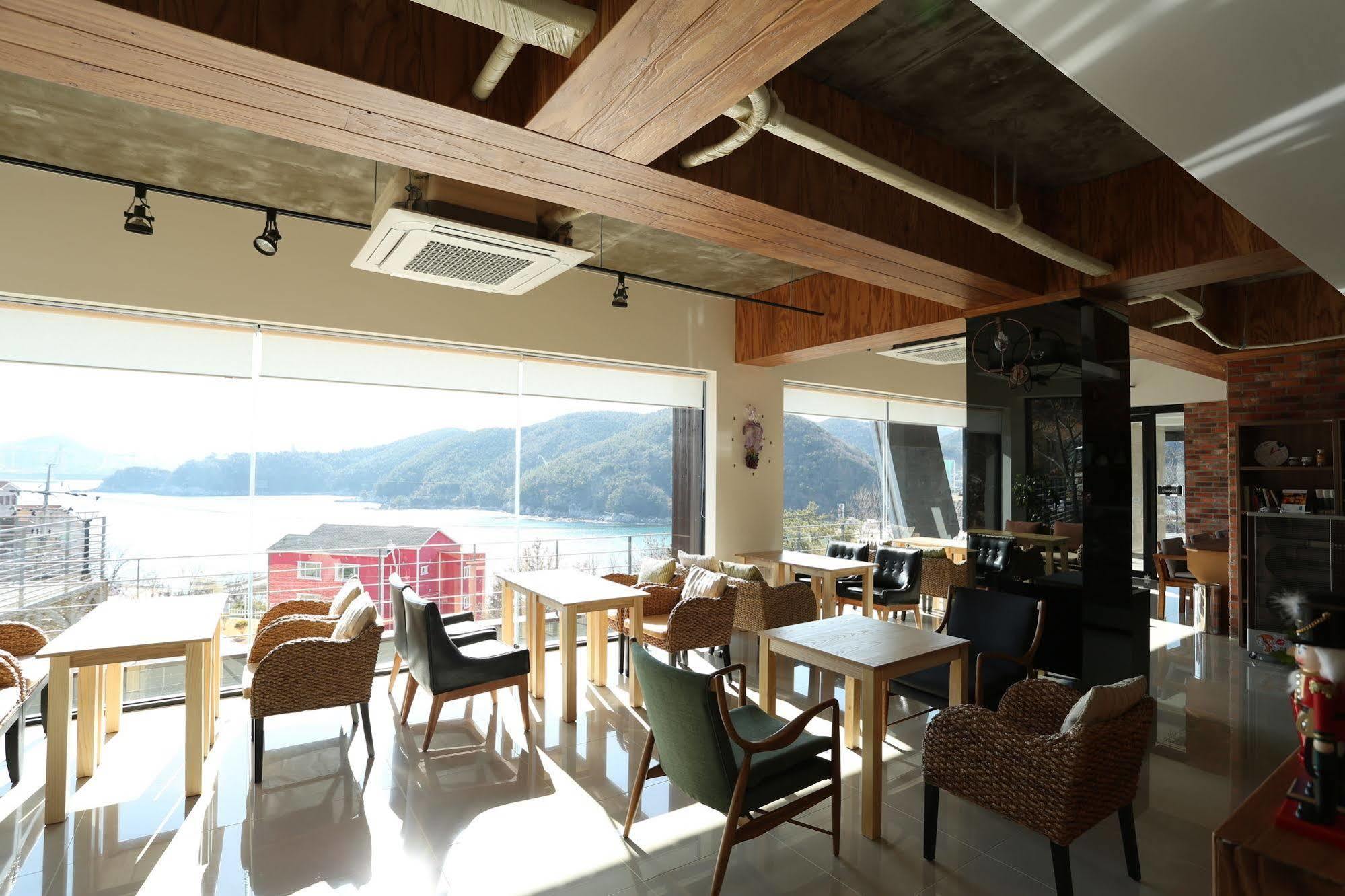 Radiance Tourist Hotel Geoje Exterior photo