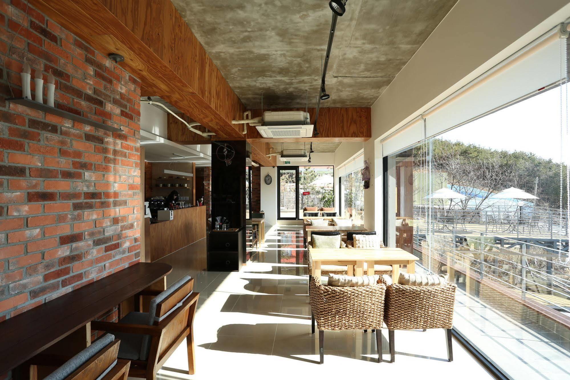 Radiance Tourist Hotel Geoje Exterior photo