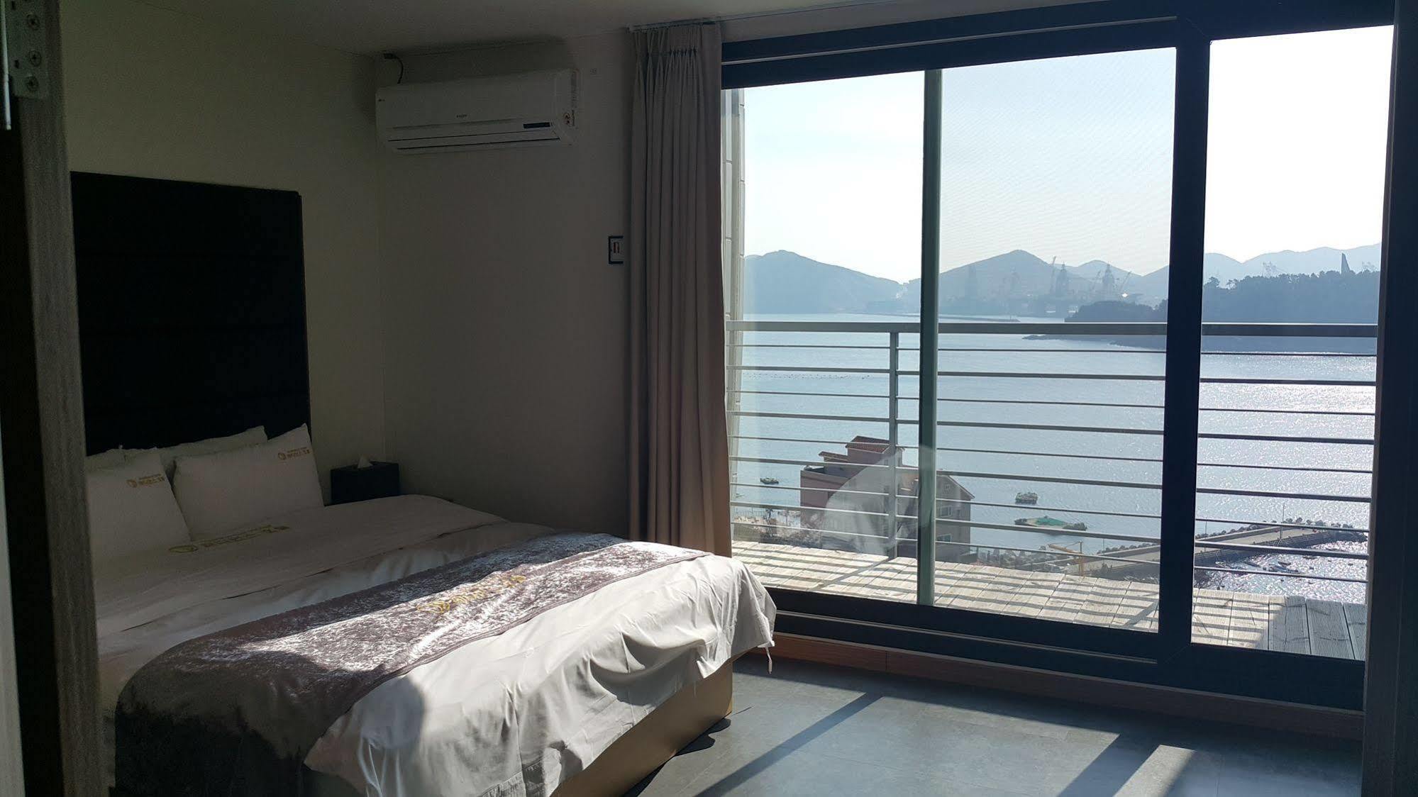 Radiance Tourist Hotel Geoje Exterior photo