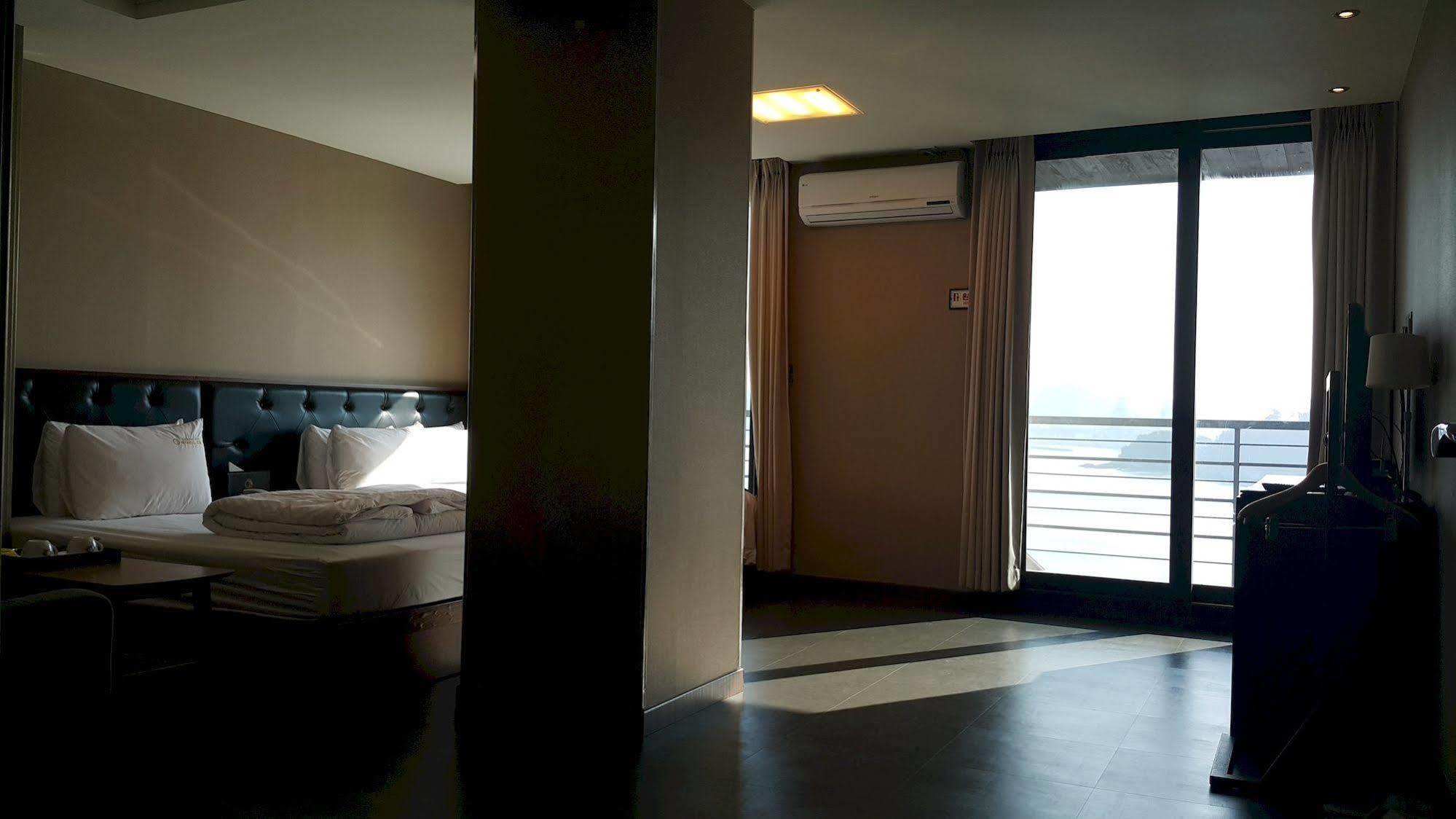 Radiance Tourist Hotel Geoje Exterior photo